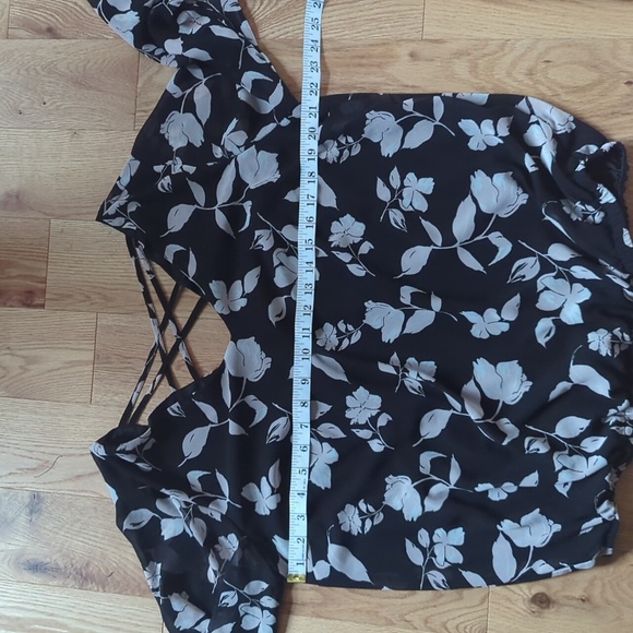 Torrid. Floral Print Crossback Banded Bottom Top. Size 0. - Picture 8 of 9